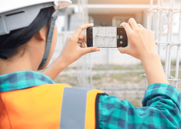 Field engineer photographing equipment with a smartphone